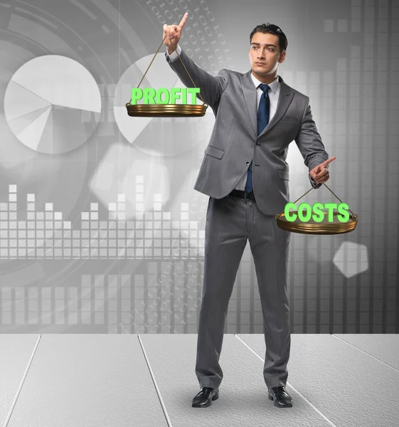 Üzletember a költség-haszon egyensúly koncepcióban — Stock Fotó