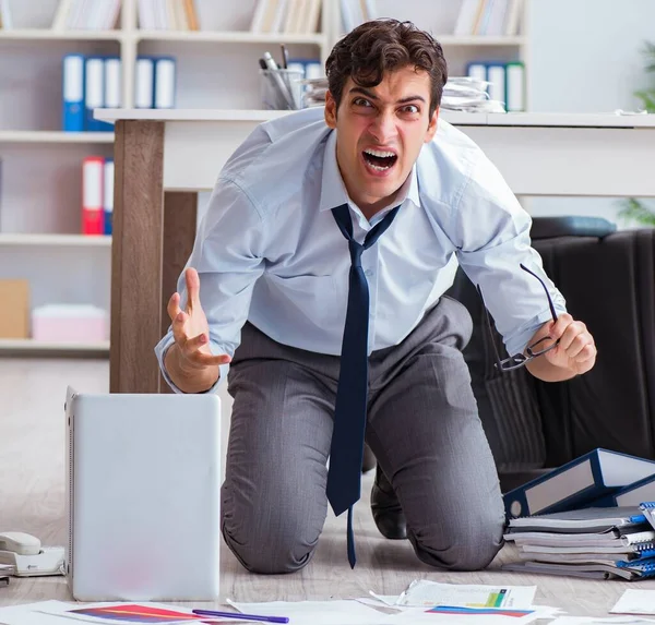 Pleitegegangener Geschäftsmann wütend im Büro — Stockfoto