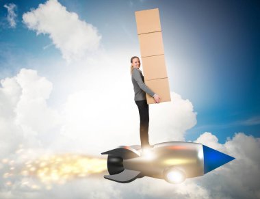 Kadın roket uçuruyor ve kutuları teslim ediyor.