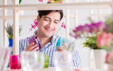 Genç yakışıklı dükkândan alışveriş yapıyor.