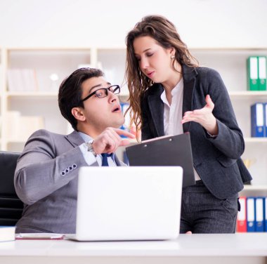 Görevde erkek ve kadınla cinsel taciz kavramı