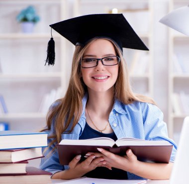 Evde sınava hazırlanan genç kız öğrenci.