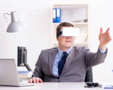 Sanal gerçeklik gözlüklü bir iş adamı ofisinde.