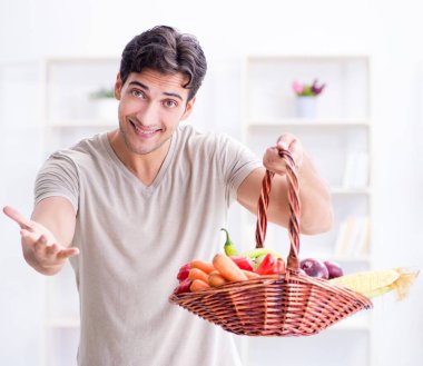 Sağlıklı beslenme ve beslenme konsepti olan genç bir adam