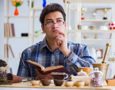 Yeni demler deneyen profesyonel çay uzmanı.