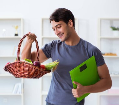 Sağlıklı beslenmenin ve spor yapmanın faydalarını destekleyen bir adam.