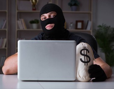 Hacker bilgisayar korsanlığı gece geç saatlerde