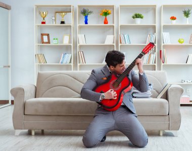 İş adamı tatile gidişini kutluyor