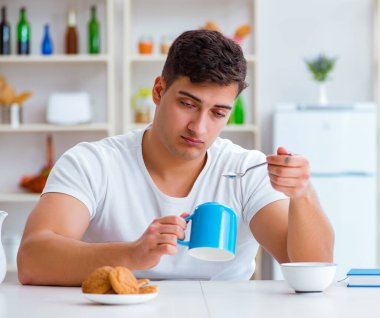 Fazla mesai sonrası kahvaltıda uyuyan bir adam.