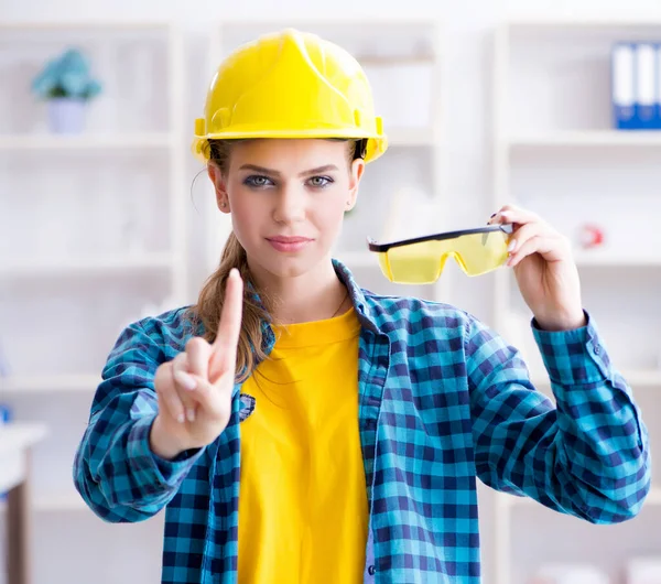 Mujer en taller con gafas protectoras — Foto de Stock