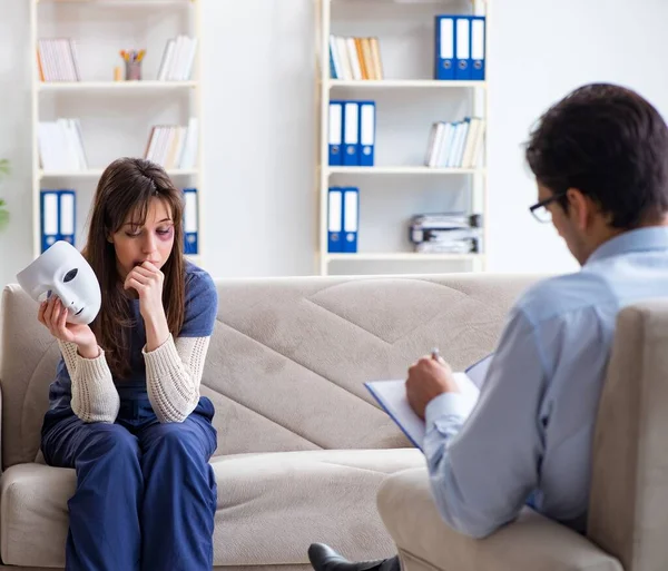 Frau, die unter häuslicher Gewalt leidet, besucht Arzt — Stockfoto