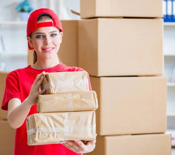 Die junge Frau arbeitet im Paketverteilzentrum — Stockfoto