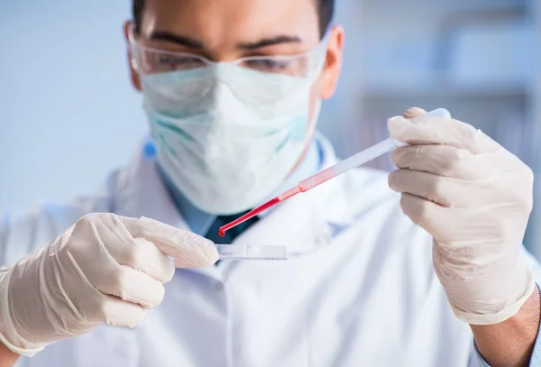 Assistente de laboratório testando amostras de sangue no hospital — Fotografia de Stock