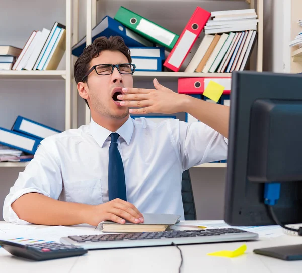 Uomo d'affari che lavora in ufficio con mucchi di libri e carte — Foto Stock