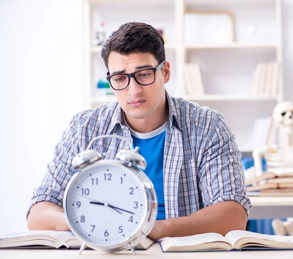 Estudante de medicina se preparando para exames — Fotografia de Stock