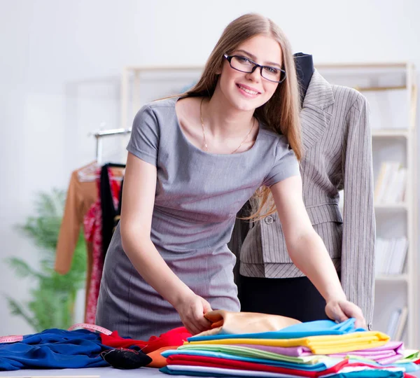 Fiatal nő szabó dolgozik műhelyben az új ruha — Stock Fotó