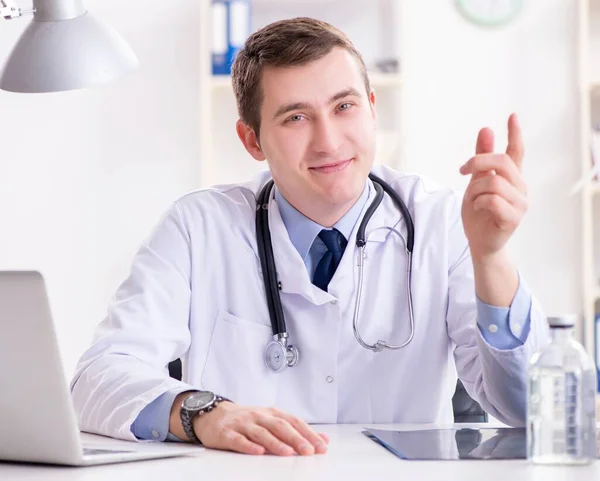 Médico masculino olhando para os resultados do laboratório no hospital — Fotografia de Stock