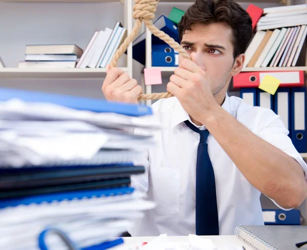 Occupato uomo d'affari frustrato arrabbiato in ufficio — Foto Stock