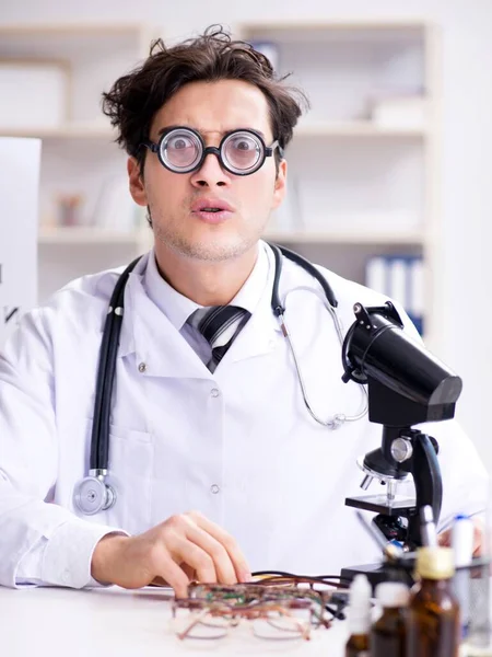 Funny eye doctor nel concetto medico umoristico — Foto Stock