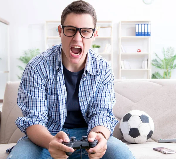 Fiatal férfi játszik számítógépes játékok otthon — Stock Fotó