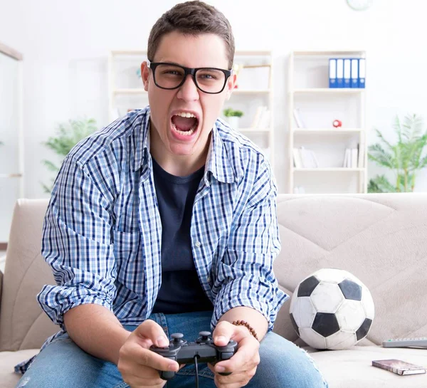 Jovem jogando jogos de computador em casa — Fotografia de Stock