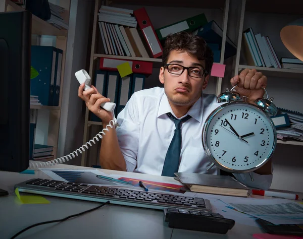 Hombre de negocios trabajando hasta tarde en la oficina — Foto de Stock