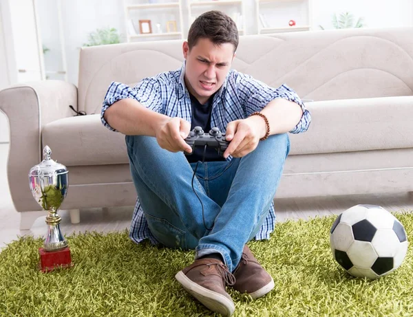 Jongeman die thuis computerspelletjes speelt — Stockfoto