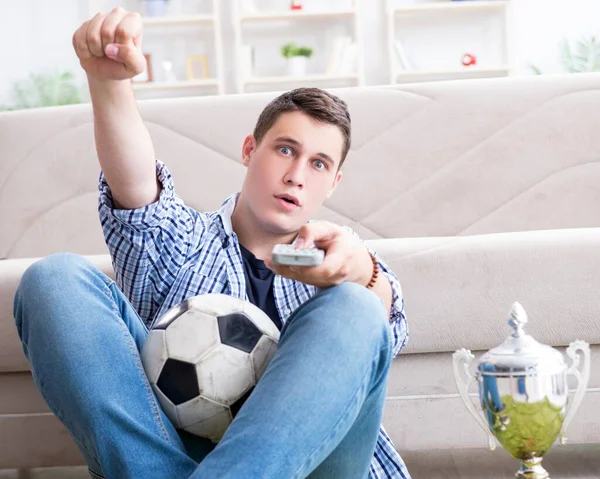 Jovem estudante assistindo futebol em casa — Fotografia de Stock