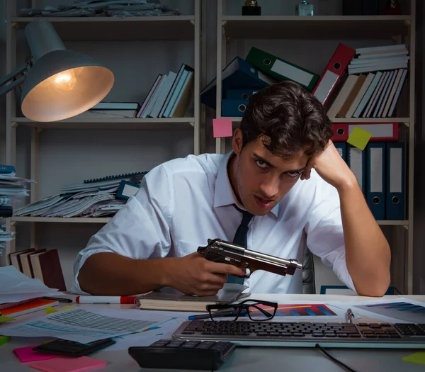 Homem empresário trabalhando até tarde no escritório — Fotografia de Stock