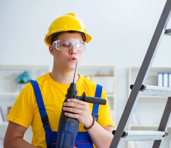 Jovem reparador com broca de energia — Fotografia de Stock