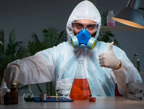 De geneesmiddelenonderzoeker die in het lab werkt — Stockfoto