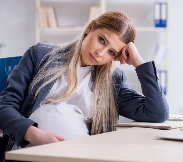 Pregnant woman employee in the office — Stock Photo, Image