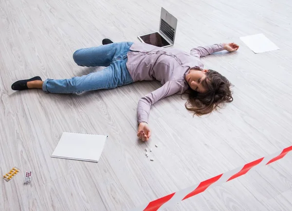 Dead woman on the floor after commiting suicide — Stock Photo, Image