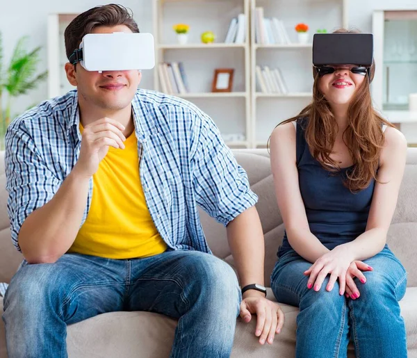 Joven familia jugando juegos con gafas de realidad virtual — Foto de Stock