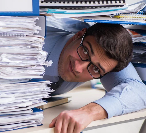 Empresario extremadamente ocupado trabajando en la oficina — Foto de Stock