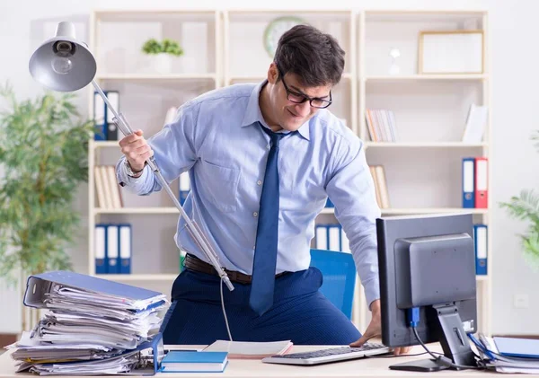 Wütender Geschäftsmann frustriert über zu viel Arbeit — Stockfoto