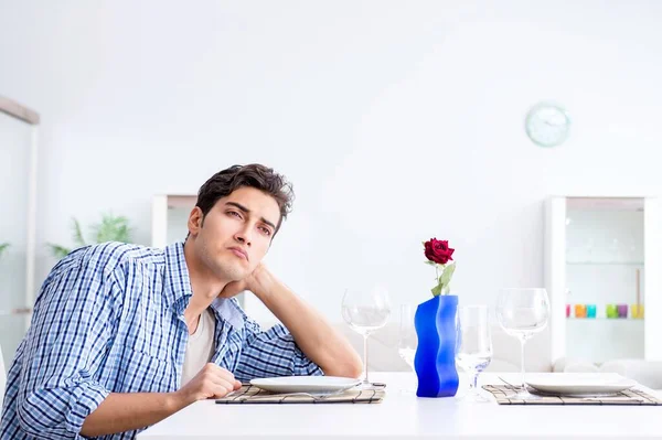 Homem sozinho se preparando para encontro romântico com sua namorada — Fotografia de Stock