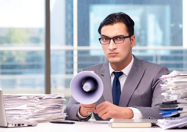 Arg affärsman med högtalare på kontoret — Stockfoto