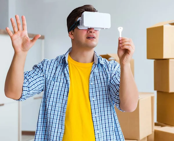 Молодий чоловік в окулярах VR рухається в новій квартирі — стокове фото