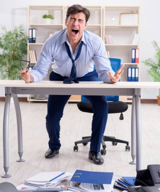 Kızgın işadamı çok fazla çalışmaktan bıktı.