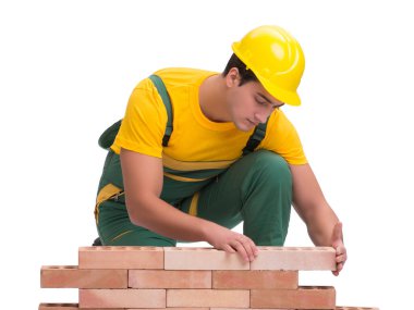 Yakışıklı inşaat işçisi tuğla duvar inşa ediyor.