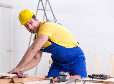 Kat tamircisi işinden memnun değil.