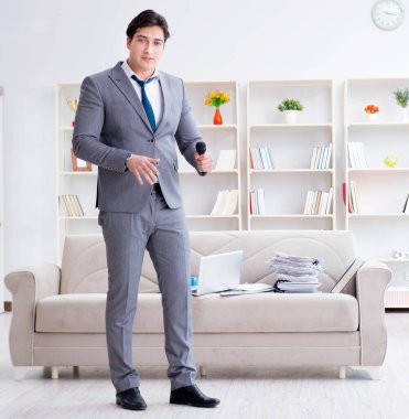 Ofiste kutlama yapan sarhoş iş adamı.