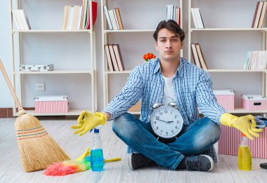 Adam evi temizliyor.
