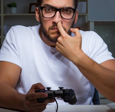 Genç adam ofiste saatlerce oyun oynuyor.