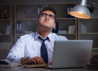 Stres altındaki iş adamı ofiste sigara içiyor