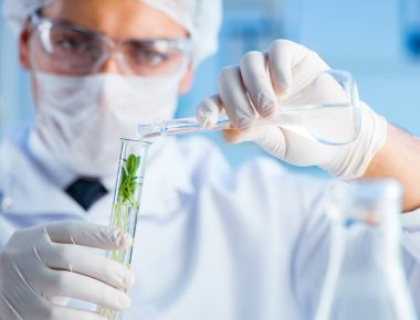 Laboratuvarda bilim adamıyla biyoteknoloji kavramı