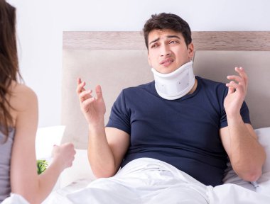 Sevgi dolu eş, yaralı kocayla yatakta ilgileniyor.