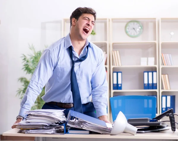 Homem de negócios irritado frustrado com muito trabalho — Fotografia de Stock