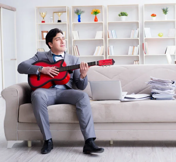 Empresario tocando la guitarra en casa — Foto de Stock